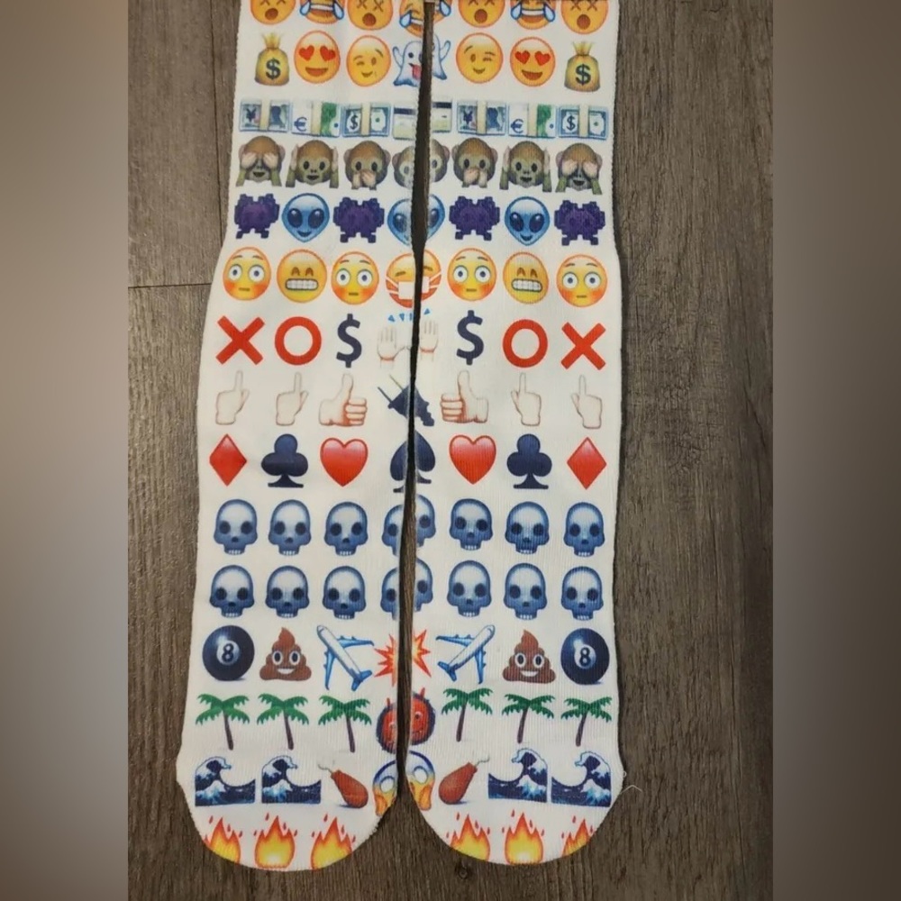 NWT Emoji socks (Unisex)